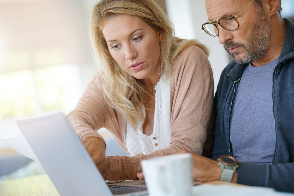 Hulp bij nieuwe auto kopen paar zoekt op internet met laptop