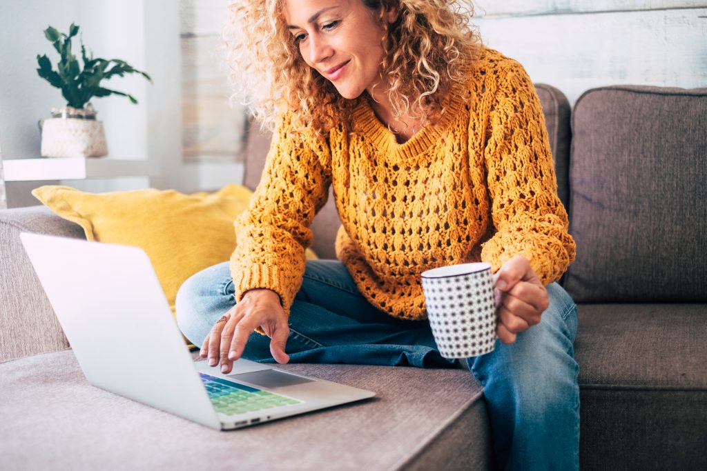 Hulp bij auto kopen vrouw zoekt online